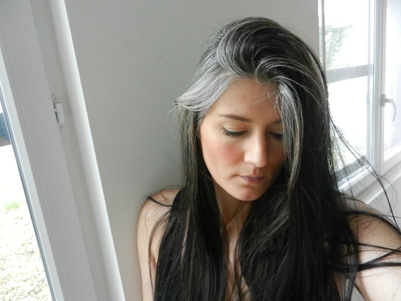 Як доглядати за сивим волоссям, щоб почуватися красивим незалежно від віку